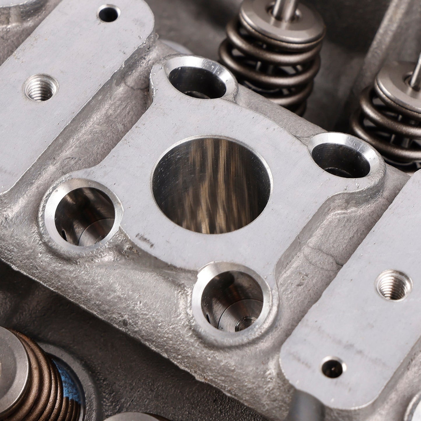 Audi CYAA CJZ CJZA CJZB CJZC CJZD CYV CYVA CYVB CYVC CYVD Cylinder Head Valves 1.2 TSI EA211 04E103064L